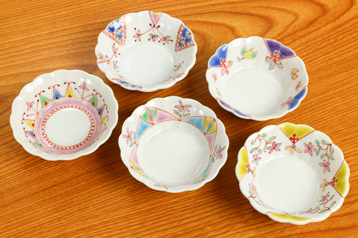 Service de cinq coupelles chrysanthème, décors variés · Four Ginshū (vue 2)