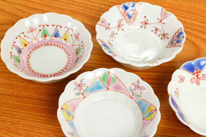 Service de cinq coupelles chrysanthème, décors variés · Four Ginshū (vue 3)