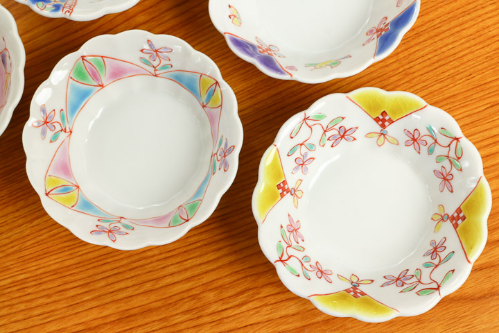 Service de cinq coupelles chrysanthème, décors variés · Four Ginshū (vue 4)