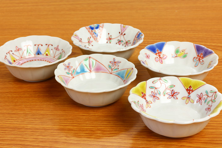 Service de cinq coupelles chrysanthème, décors variés · Four Ginshū (vue 5)