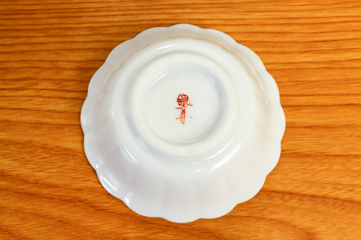 Service de cinq coupelles chrysanthème, décors variés · Four Ginshū (vue 6)