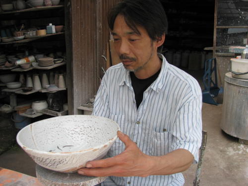 Tasse et soucoupe shino gravée · Azuma Masayuki (vue 4)