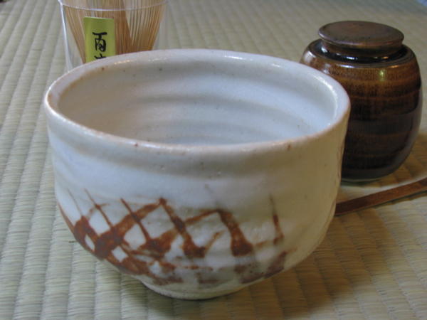 Bol à matcha shino, coffret paulownia · Four de Mino, sélection Rosanjin (vue 2)