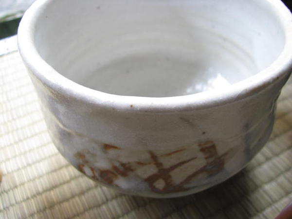 Bol à matcha shino, coffret paulownia · Four de Mino, sélection Rosanjin (vue 3)