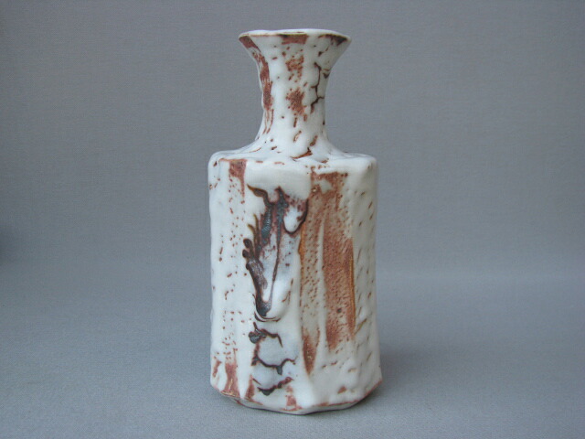 Tasse et soucoupe shino gravée · Azuma Masayuki (vue 3)