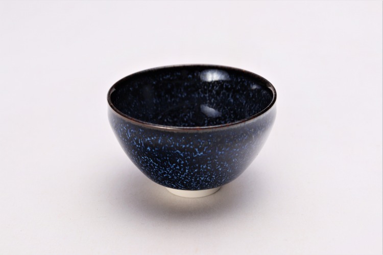 Coupe à saké « Voie lactée », forme tenmoku, coffret bois · Four Shin'emon (vue 2)