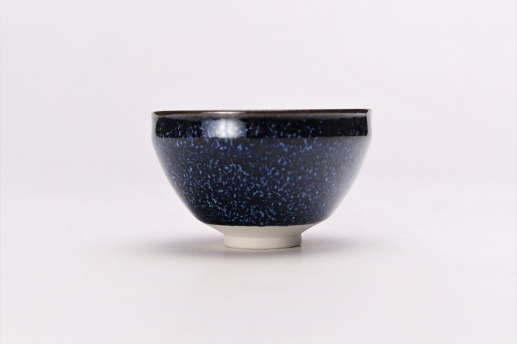 Coupe à saké « Voie lactée », forme tenmoku, coffret bois · Four Shin'emon (vue 3)