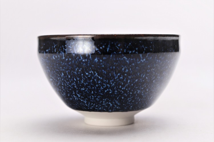 Coupe à saké « Voie lactée », forme tenmoku, coffret bois · Four Shin'emon (vue 4)