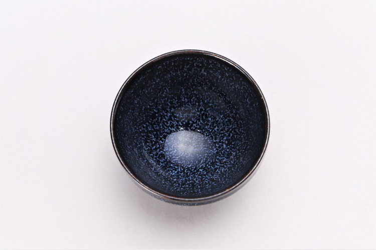 Coupe à saké « Voie lactée », forme tenmoku, coffret bois · Four Shin'emon (vue 5)