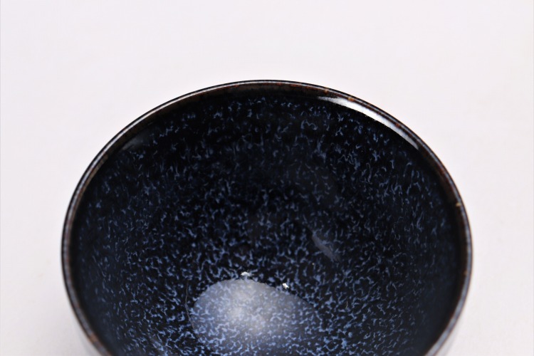 Coupe à saké « Voie lactée », forme tenmoku, coffret bois · Four Shin'emon (vue 6)