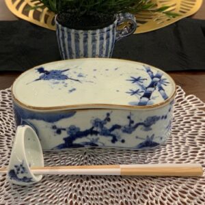 Boîte couverte en forme de cocon, bleu et blanc peint main · Four Fukusen