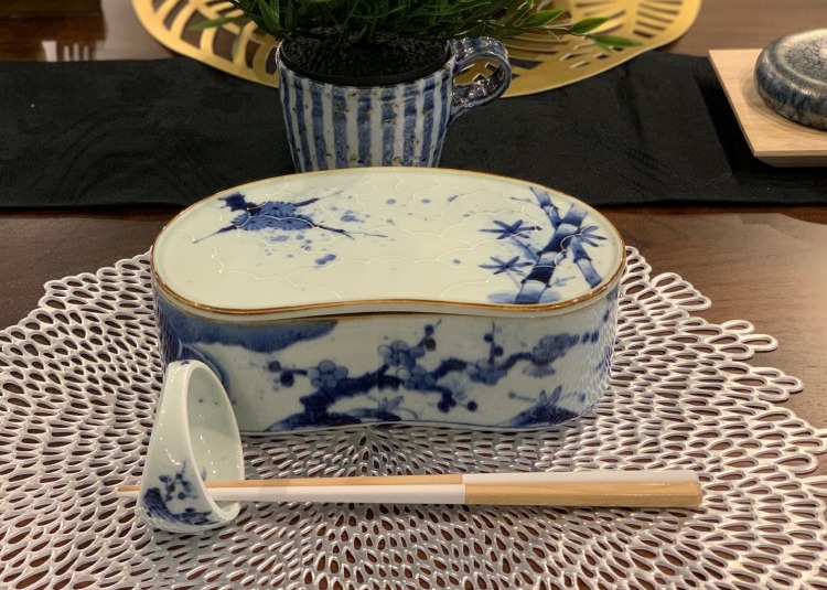 Boîte couverte en forme de cocon, bleu et blanc peint main · Four Fukusen
