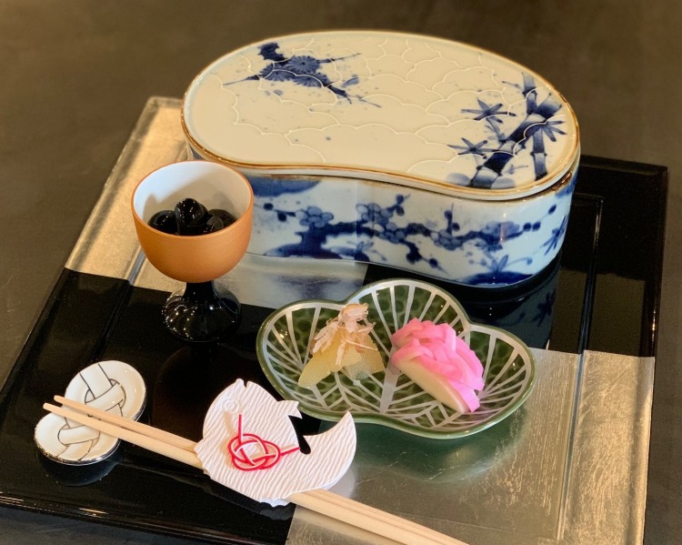Boîte couverte en forme de cocon, bleu et blanc peint main · Four Fukusen (vue 2)