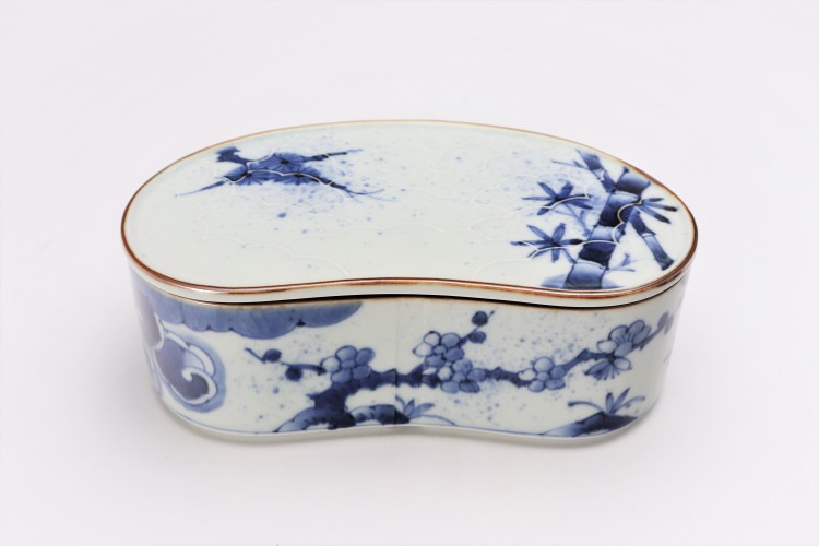 Boîte couverte en forme de cocon, bleu et blanc peint main · Four Fukusen (vue 3)