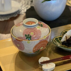 Petite boîte couverte « chrysanthèmes en brocart » · Four Kōraku